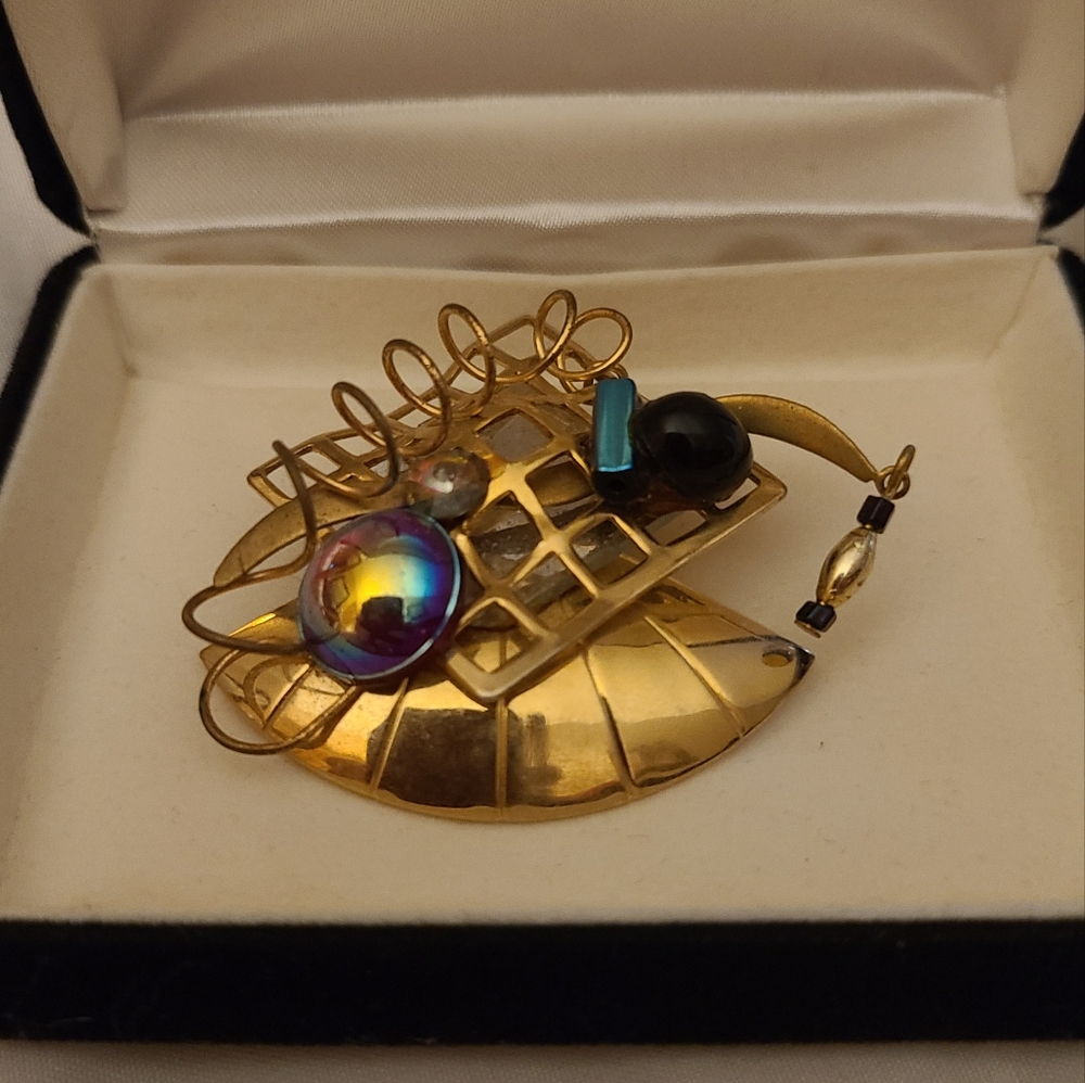 Original design art pin